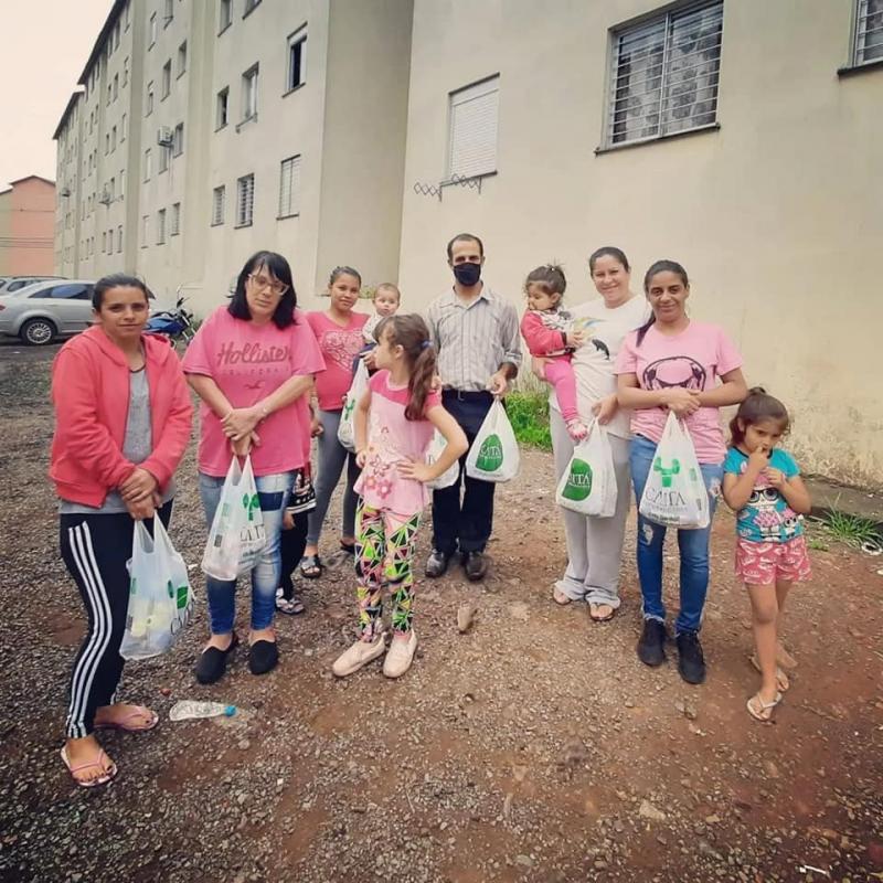 Doações sendo Feitas às Famílias