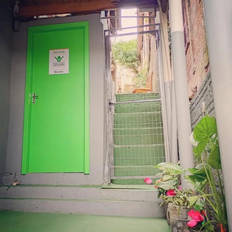 Brechó atendendo, Venha!