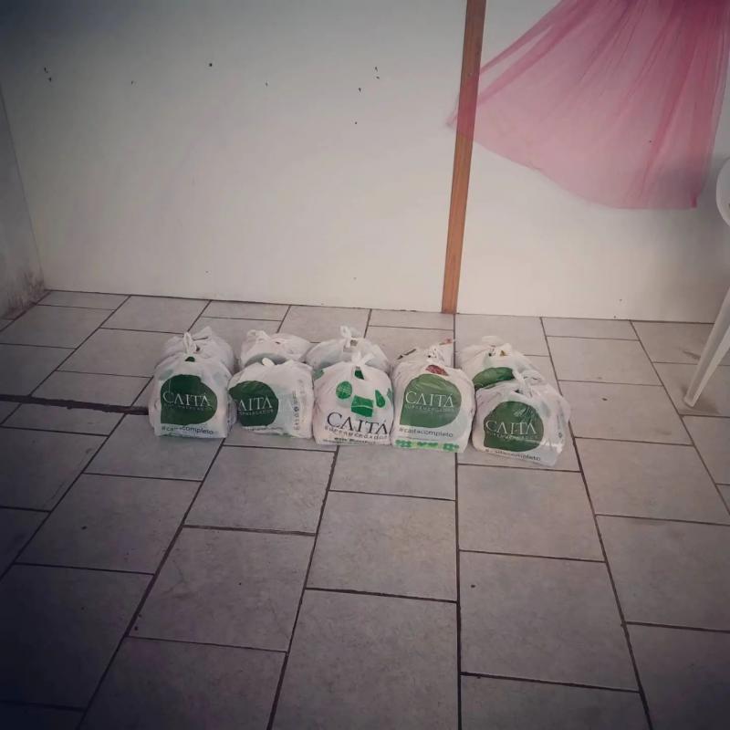 Famílias recebem doações de Alimentos.