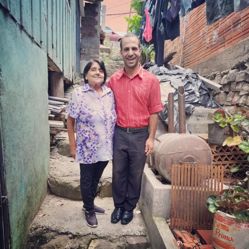 Voluntaria Angela visita Sala/ Sede da ONG