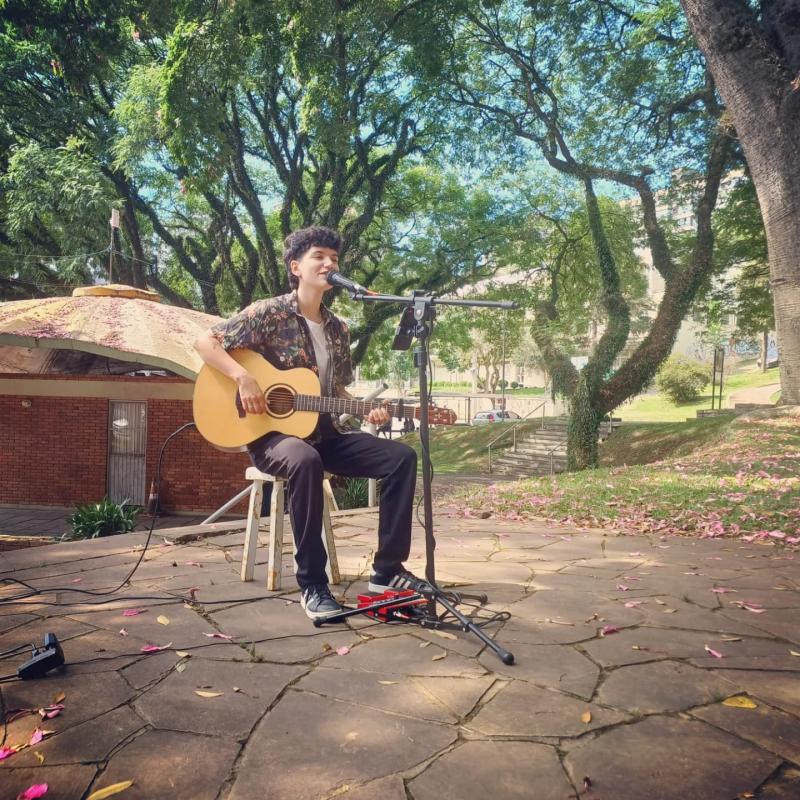 Cantora Jaiane Trivelin no Brique