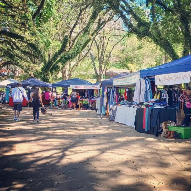 Sábado! Feira! Dia de Brique da Praça!