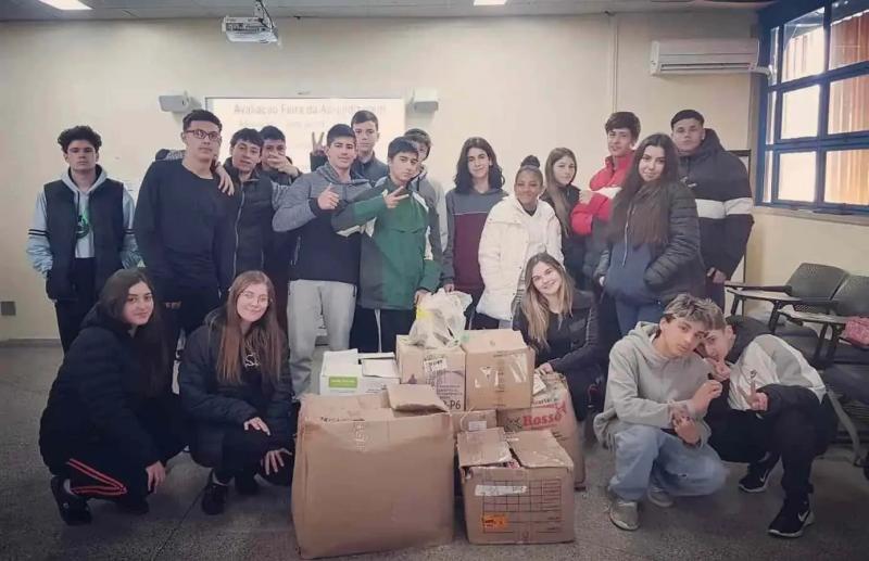 Jovens Aprendizes do Sest Senat arrecadam Alimentos