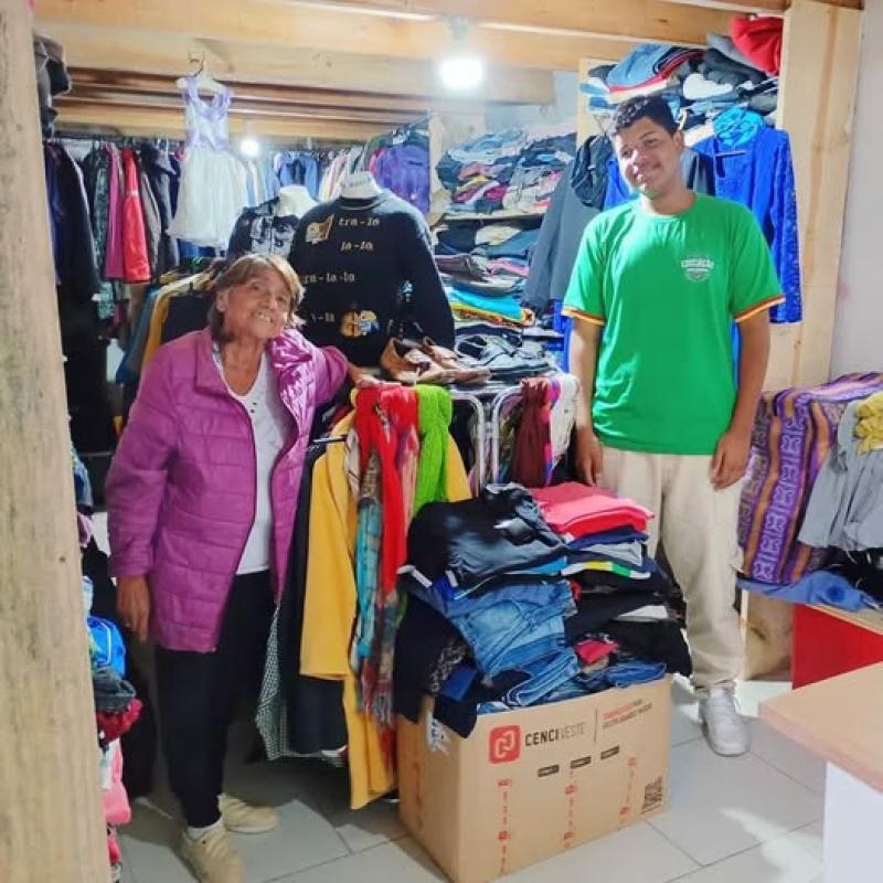 Angela e Robert no Brechó